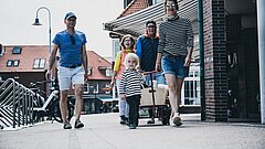 Anreise nach Juist mit Gepäck zu Fuß im Ort