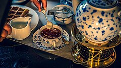 Teekanne, Teetasse und Kluntje und Wulkje bei einer echten ostfriesischen Teezeremonie