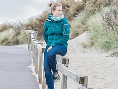 Alleinreisende auf Singleurlaub an der Nordsee am Strandabgang auf Juist