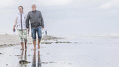 Paar geht am Strand auf Juist spazieren