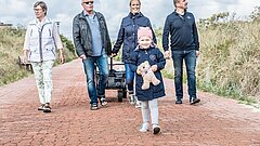 Familie geht Spazieren auf der Strandpromenade auf Juist