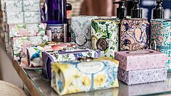 Kerzen, Parfüms, Dekorationsartikel, Seifen in edler Verpackung auf Juist kaufen - bunte Artikel sortiert auf einem Tisch dargestellt