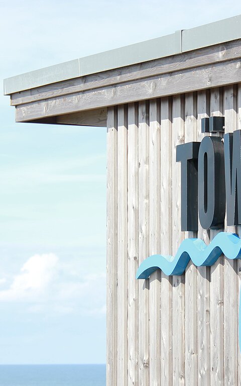 Aussenansicht TöwerVital auf Juist mit Logo