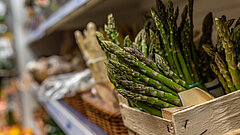 Grüber Spargel in einem Regal in einem Einkaufsladen auf Juist