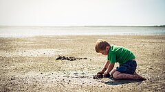 Wattwanderung auf Juist Junge spielt im Matsch
