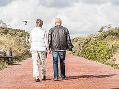Paar geht auf der Strandpromenade auf Juist spazieren
