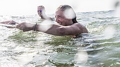 Junges Paar schwimmt in der Nordsee auf Juist